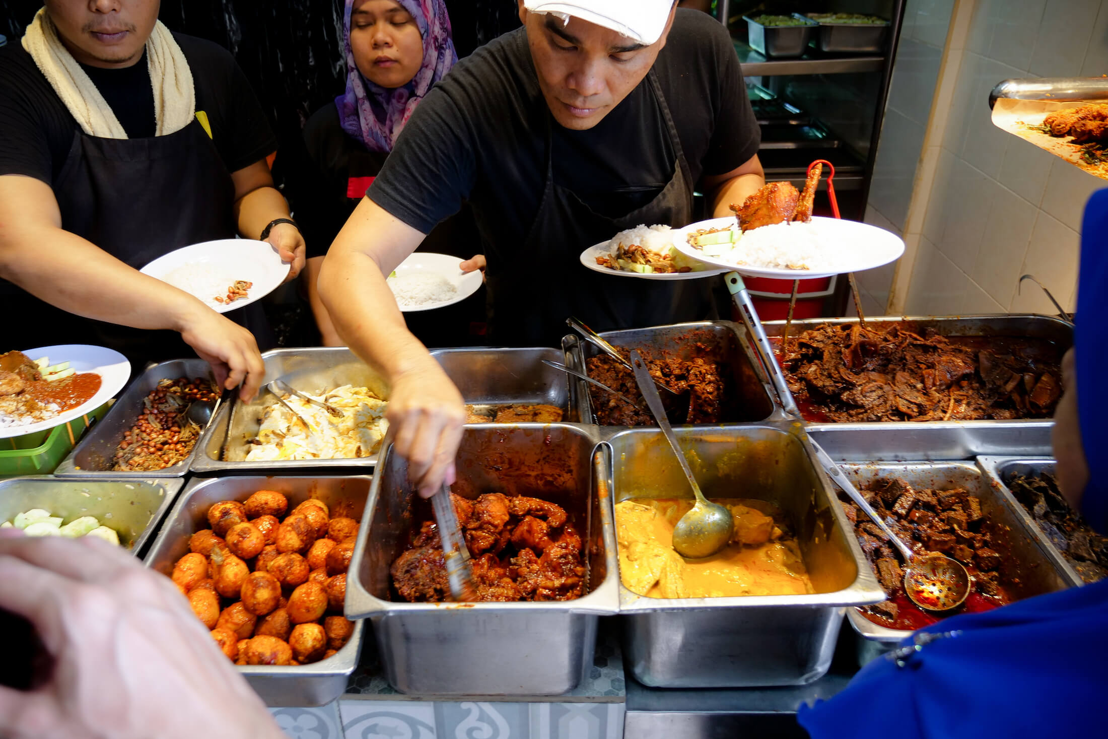 您需要在这里尝试的食物的名称是Nasi Lemak，它是整个马来半岛最受欢迎的菜肴之一